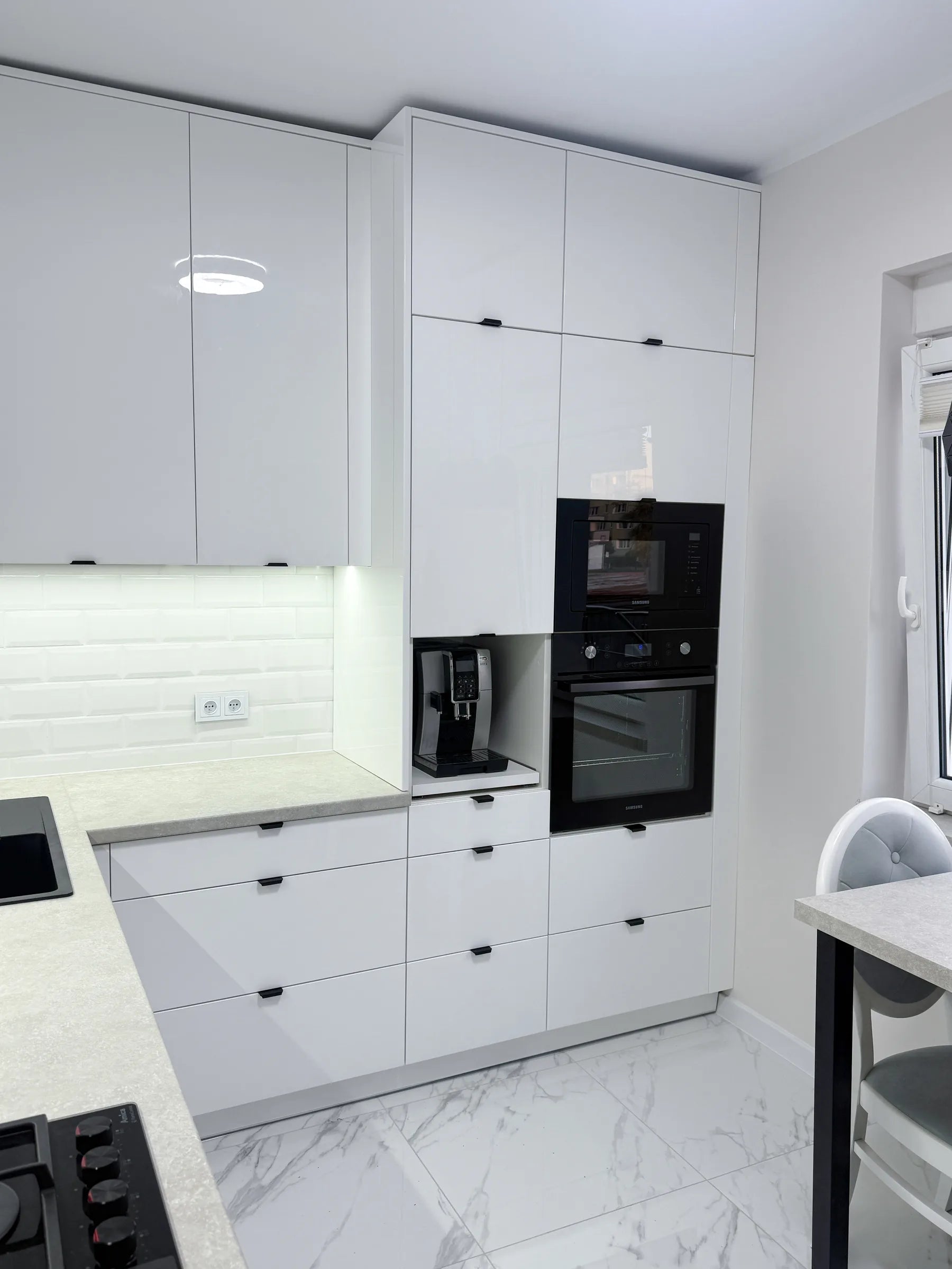 Nowoczesna kuchnia IKEA FAKTUM z białymi gładkimi frontami, przykład realizacji ogony.pl