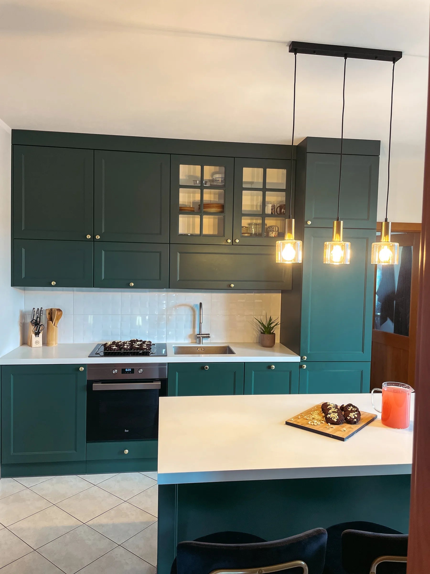 Kuchnia IKEA z frontami Wiedeń w kolorze Hague Blue, frezowanie poziome z paletą Farrow & Ball