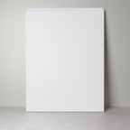 Front Frezowany Uchwyt do mebli IKEA w białym lakierze, oparty o ścianę, podcięcie uchwytu wzdłuż górnej krawędzi