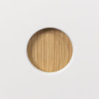 Okrągły otwór-uchwyt Ø50 mm z wnętrzem z forniru dębowego w białym froncie Round Oak, zbliżenie