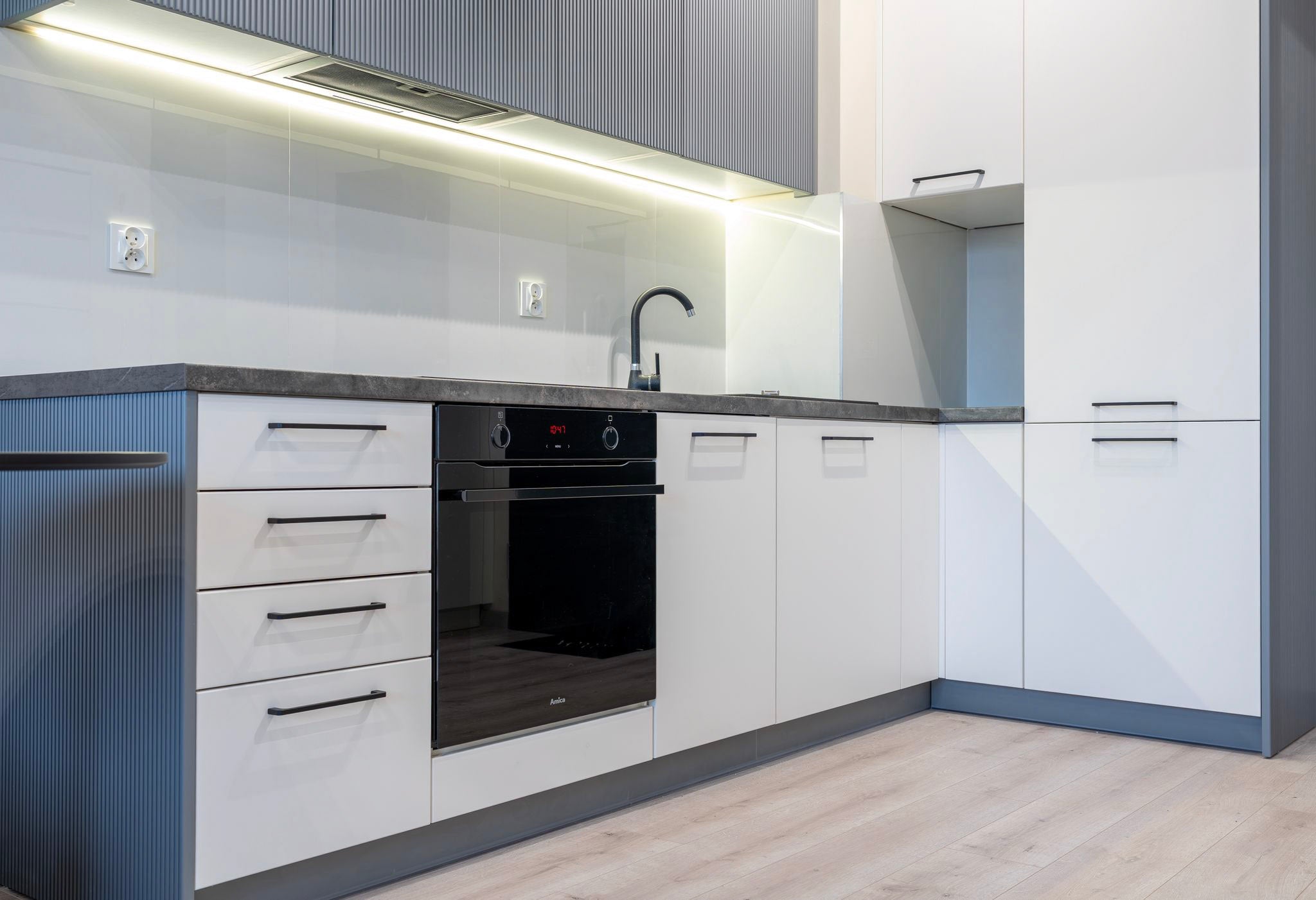 Kuchnia z frontami Rytm — białe i szare ryflowane fronty na IKEA METOD