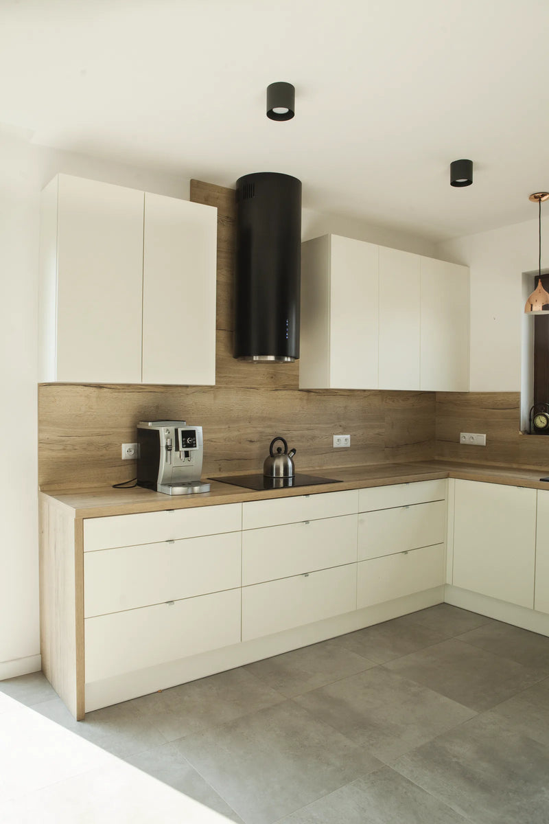 Kuchnia z frontami Gładki w ciepłej bieli na IKEA FAKTUM z blatem laminowanym - realizacja Ogony.pl Gdynia