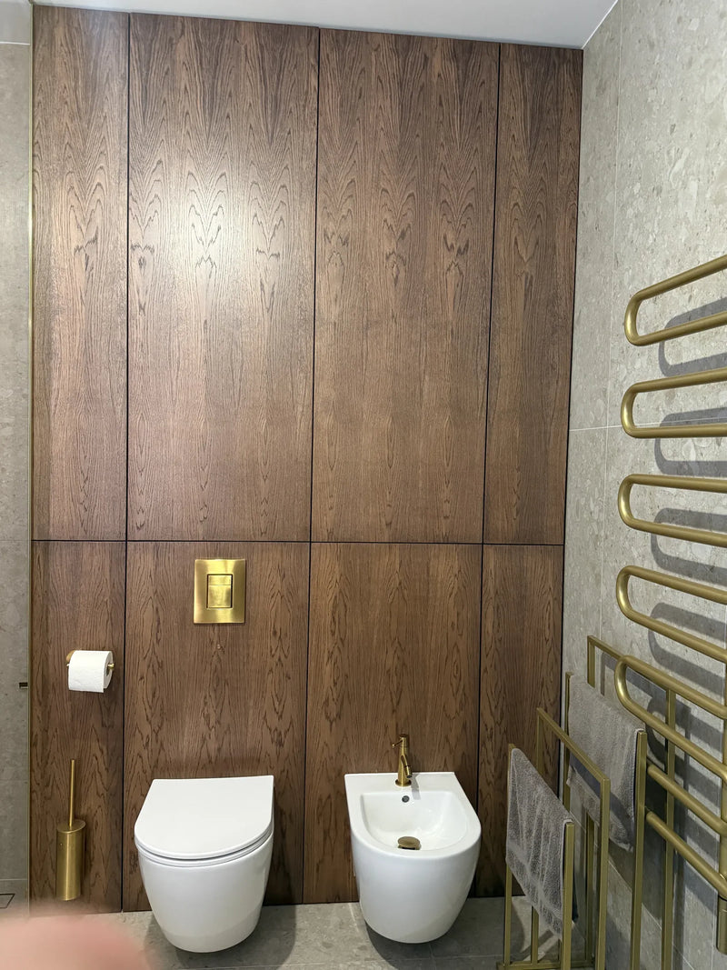 Łazienka z panelami fornirowanymi dąb przydymiony na wymiar ze złotą armaturą - realizacja Ogony.pl Warszawa