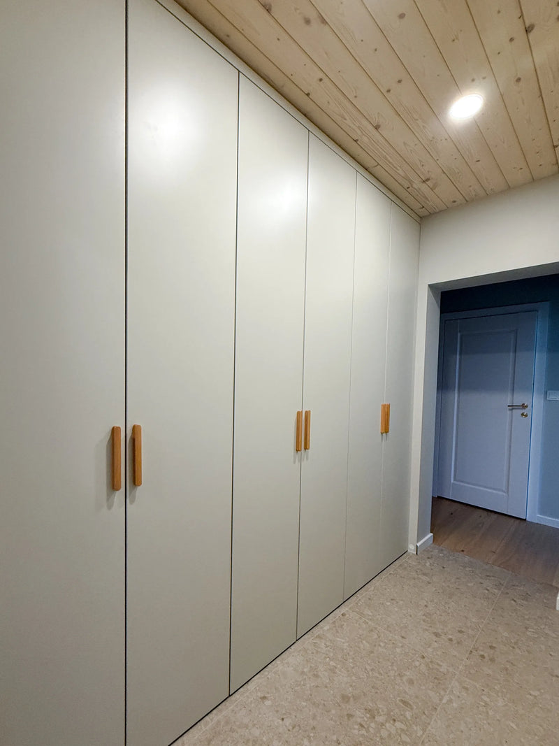 Szafa z frontami Gładki półmat na wymiar z drewnianymi uchwytami - realizacja Ogony.pl Bydgoszcz