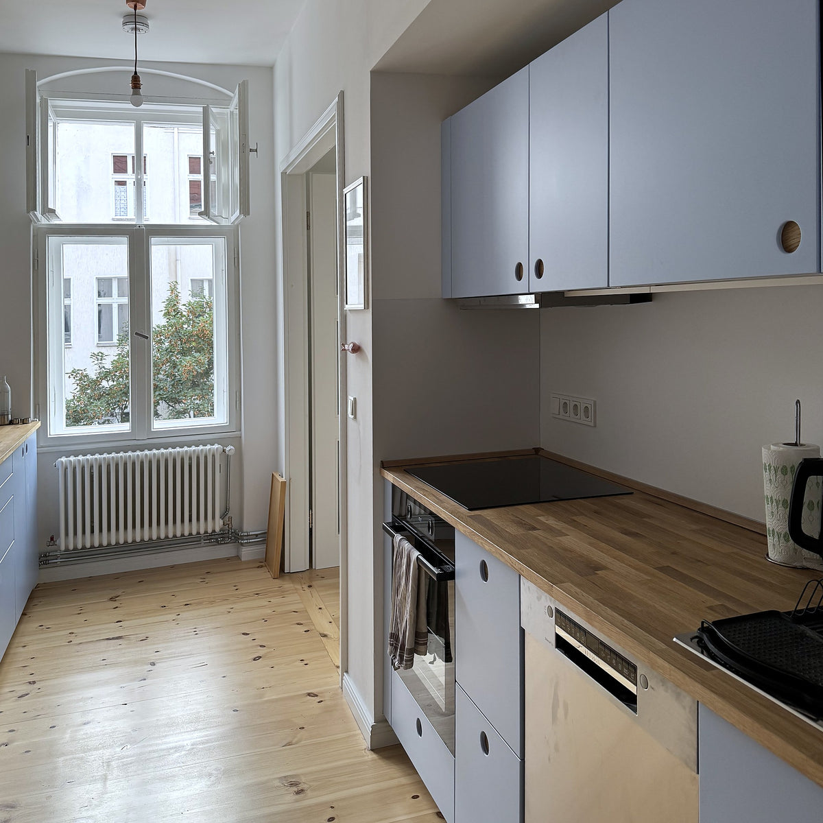 Wąska kuchnia z frontami Round Oak w jasnoniebieskim kolorze NCS S 0530-R80B na szafkach IKEA METOD