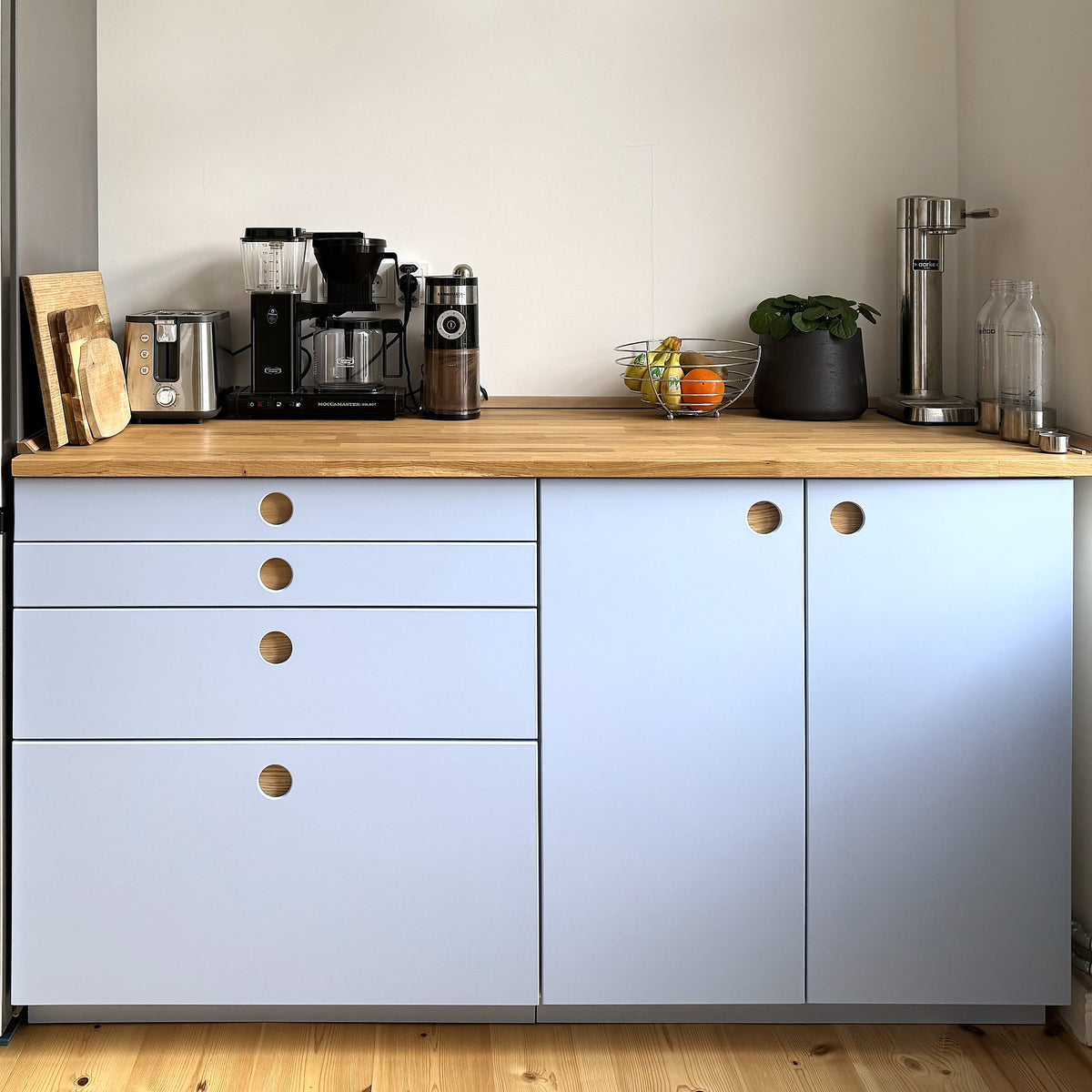 Szafki dolne IKEA METOD z frontami Round Oak w kolorze NCS S 0530-R80B i blatem dębowym