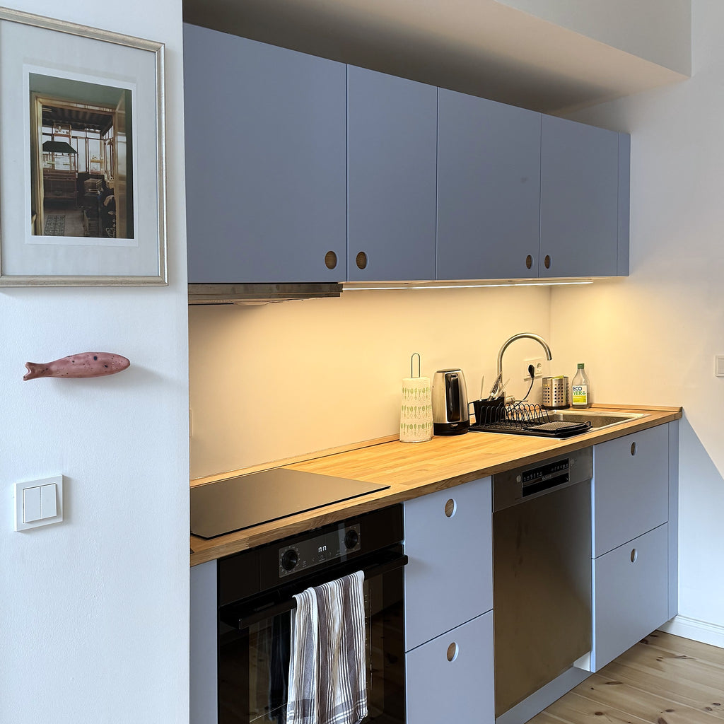 Szafki górne i dolne IKEA METOD z frontami Round Oak w kolorze NCS S 0530-R80B, podświetlenie pod szafkami